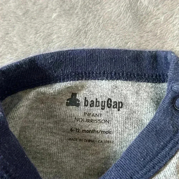 GAP - 2 piece matching set.  Size 6-12 months - Picture 3 of 8
